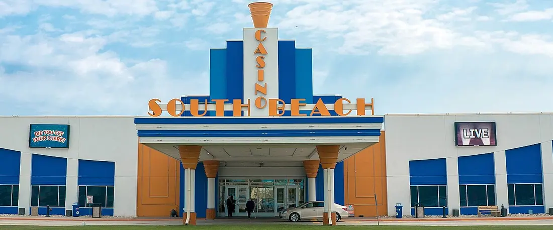 L'entrée du South Beach Casino & Resort, avec sa façade bleue et orange et l'aile de l'hôtel à droite