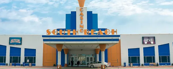 L'entrée du South Beach Casino & Resort, avec sa façade bleue et orange et l'aile de l'hôtel à droite